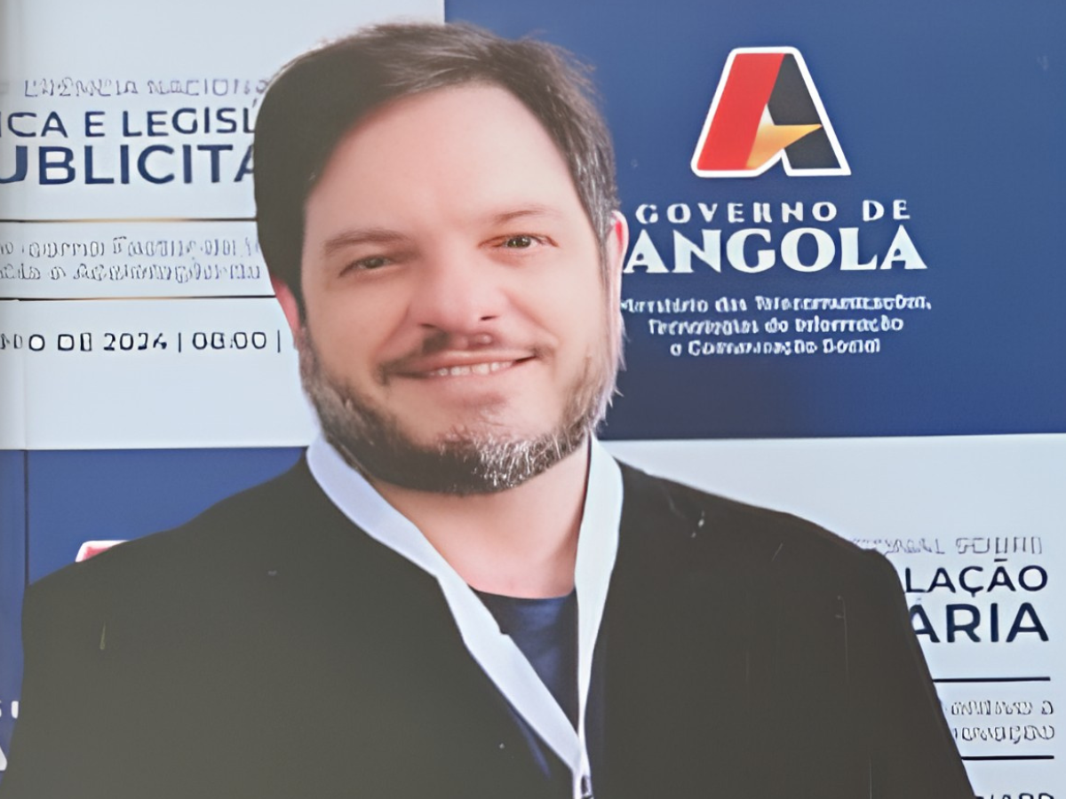 Sergio Rizo na conferência em Angola